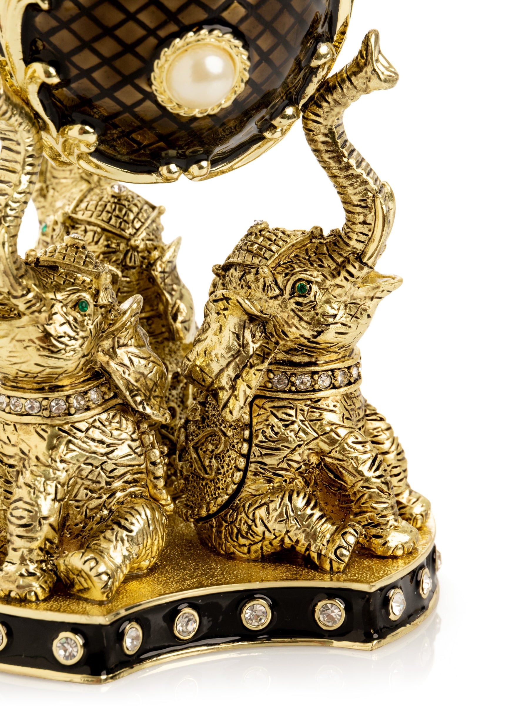 Goldenes blaues Fabergé-Ei mit einem goldenen Elefanten