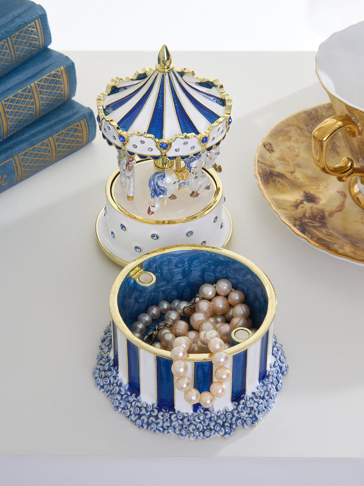 Blaues Faberge-Ei mit Pferdekarussell zum Aufziehen