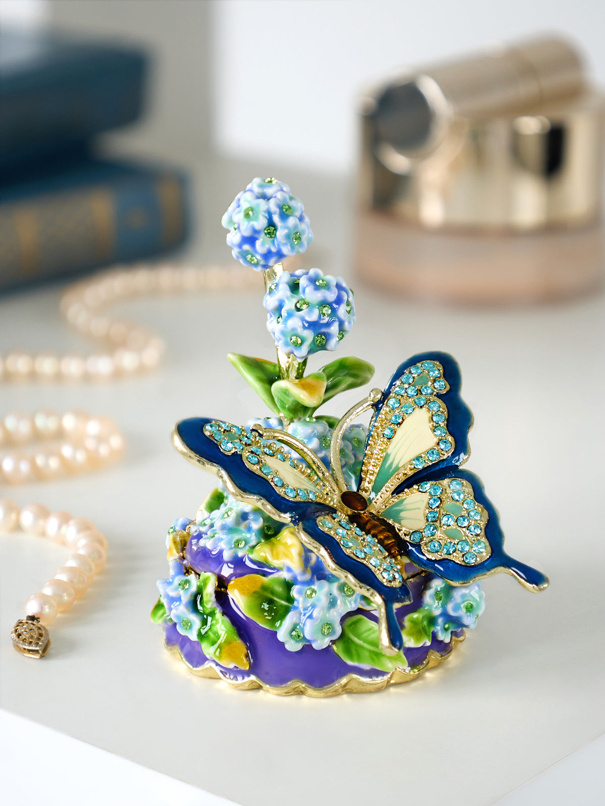 Papillon bleu sur des fleurs