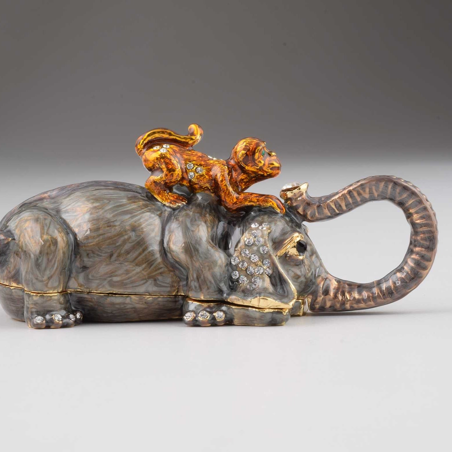 Keren Kopal Elephant with Monkey