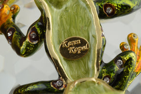 Keren Kopal Crystal Apple with a Green Frog on it