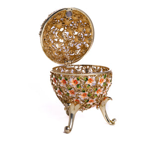 Œuf de Fabergé décoré avec des fleurs