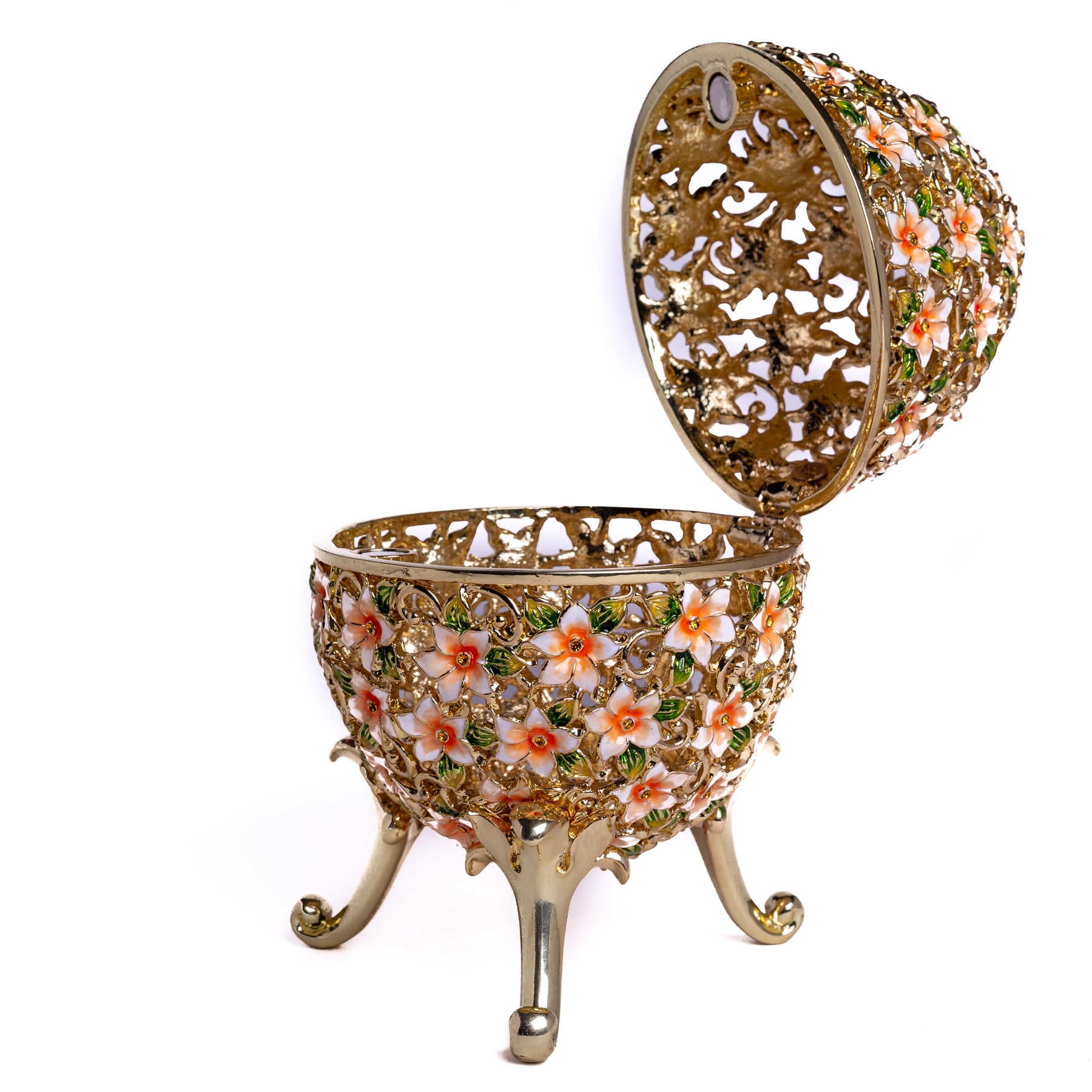 Œuf de Fabergé décoré avec des fleurs