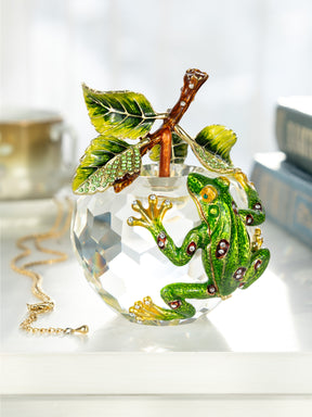 Kristallapfel mit einem grünen Frosch darauf