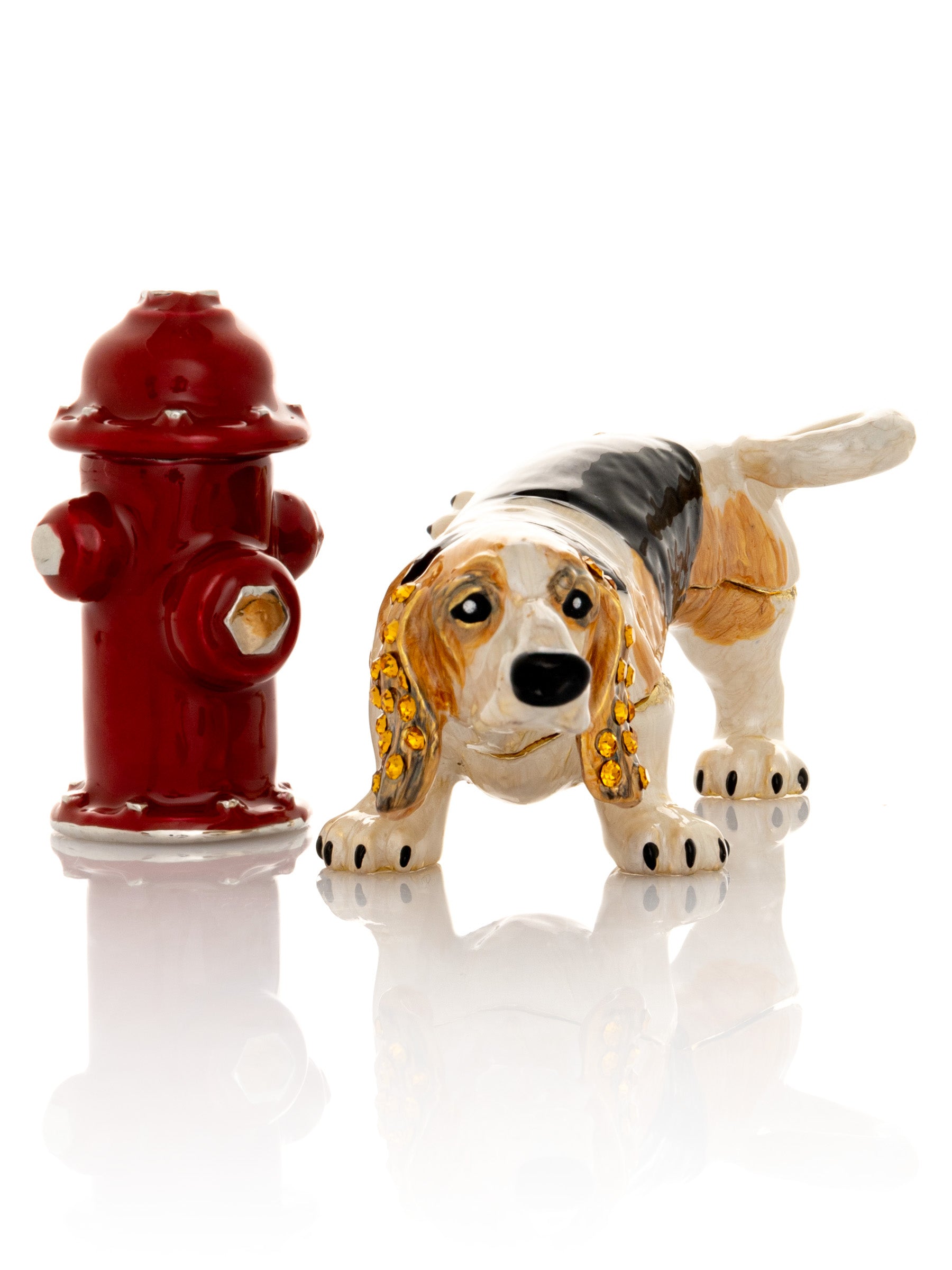 Hund pinkelt auf Hydranten
