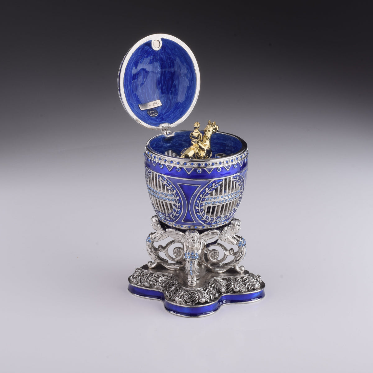 Синее пасхальное яйцо с всадником на лошади внутри