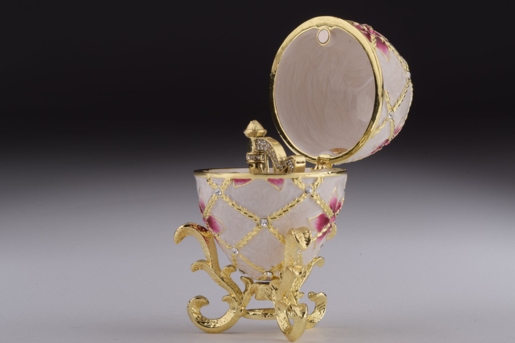 Weißes Ei mit Blumen und Harfe