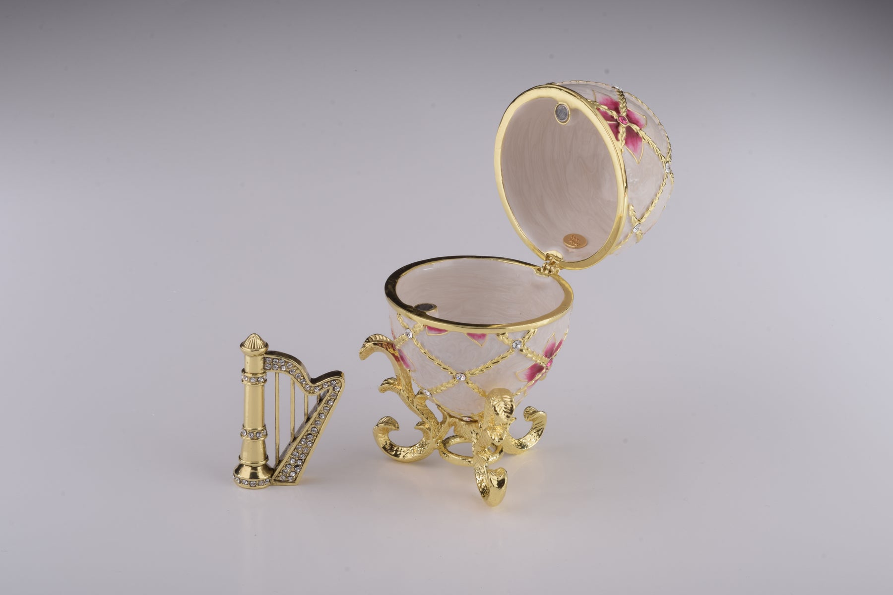 Weißes Ei mit Blumen und Harfe