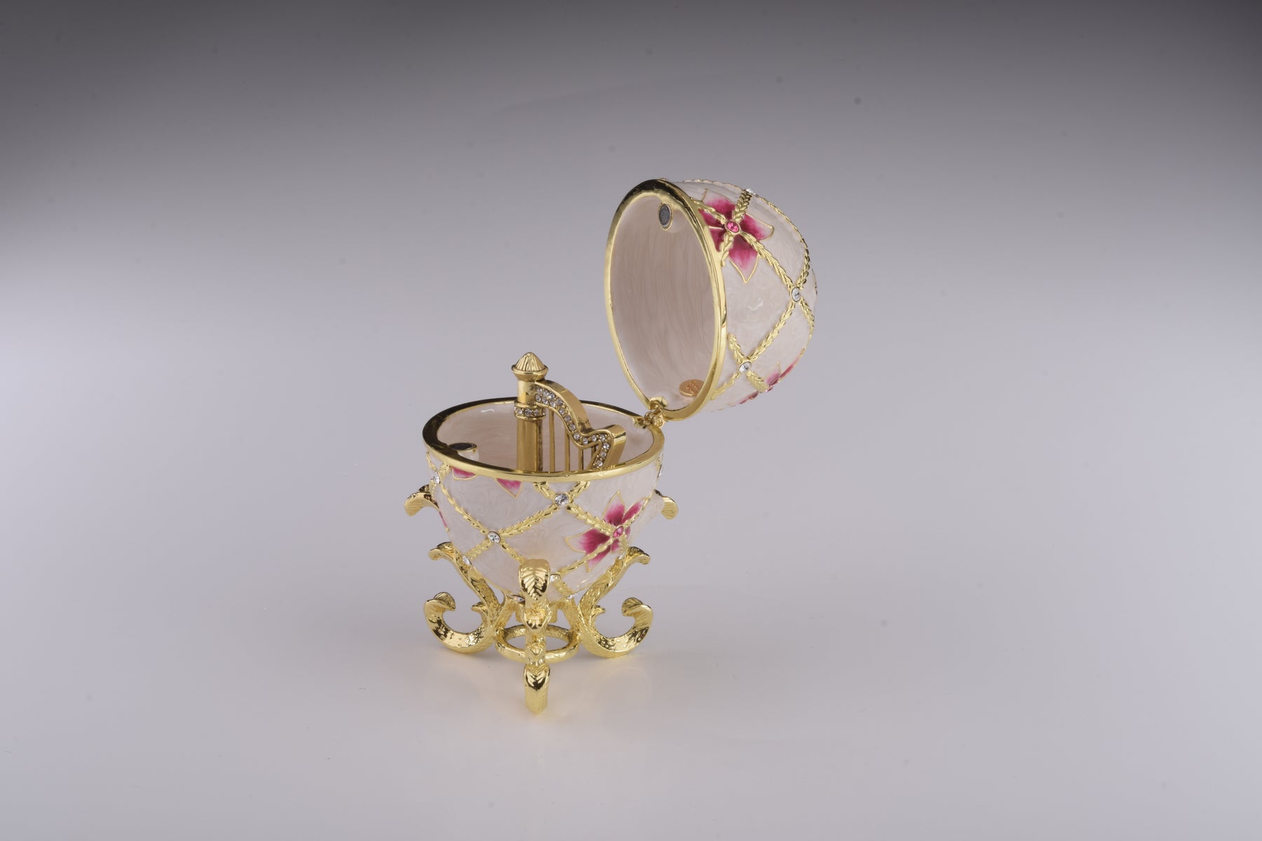 Weißes Ei mit Blumen und Harfe