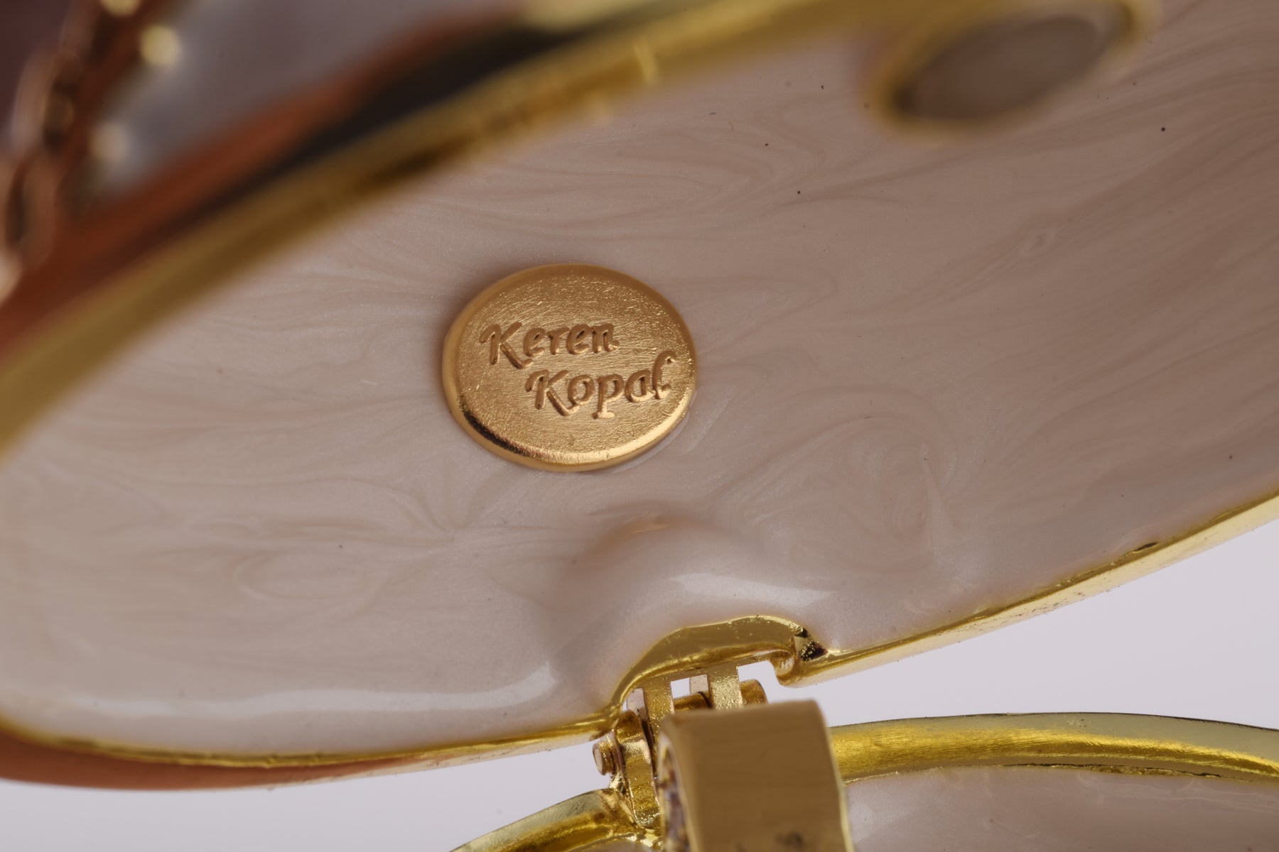 Weißes Ei mit Blumen und Harfe