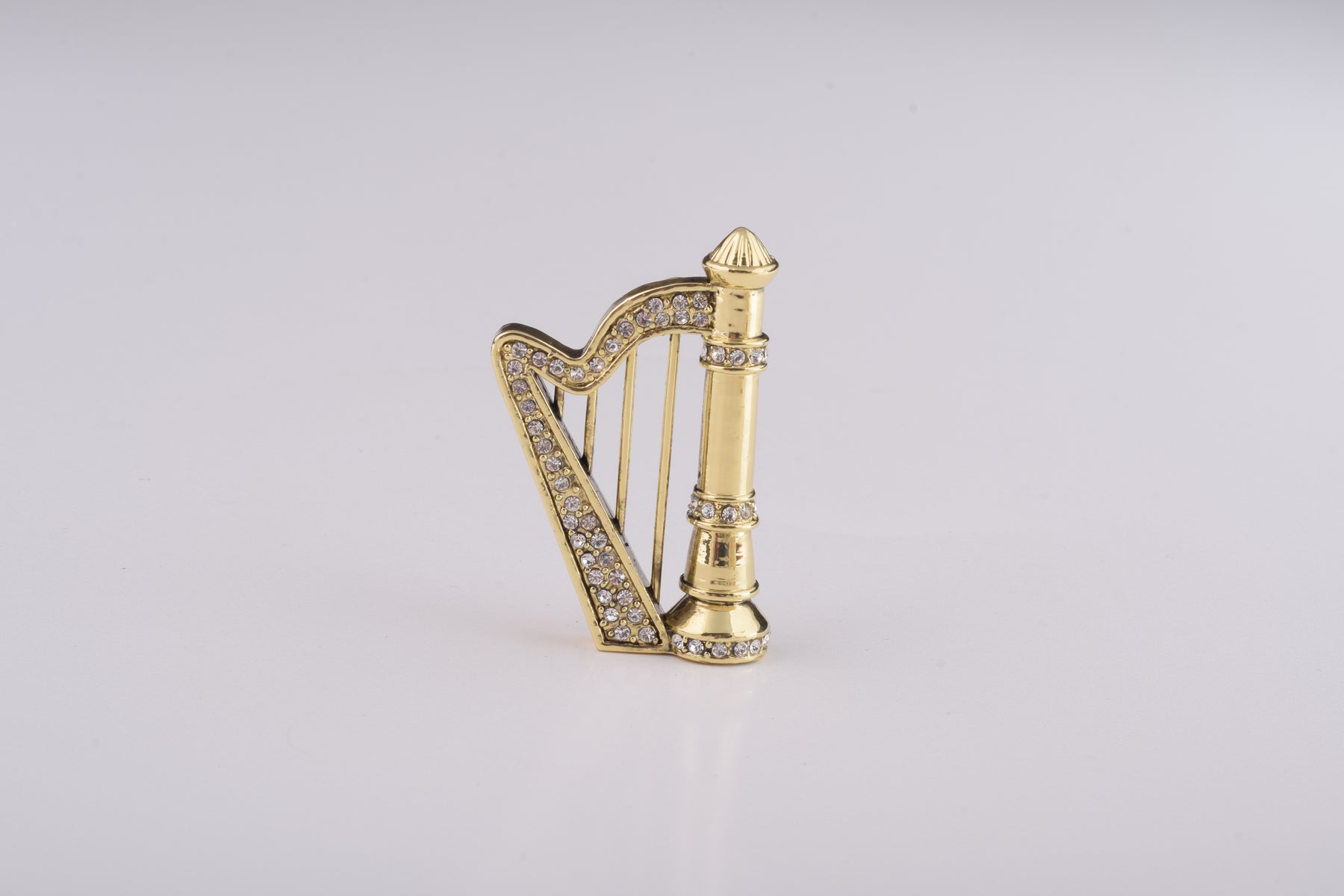 Weißes Ei mit Blumen und Harfe