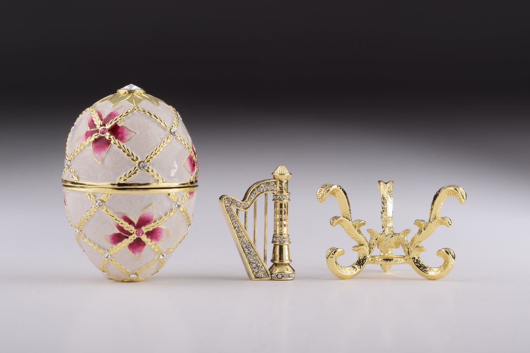 Weißes Ei mit Blumen und Harfe