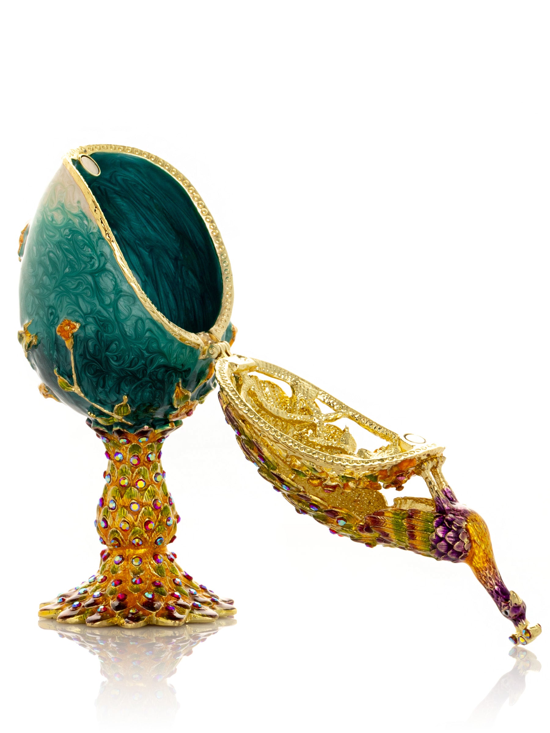 Pfau auf einem Fabergé-Ei