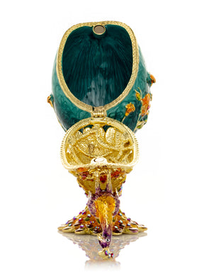 Paon sur un œuf de Fabergé