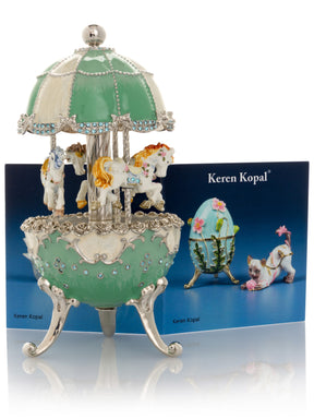 Hellblaues Karussell-Fabergé-Ei mit weißen königlichen Pferden