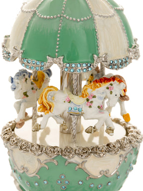 Oeuf Fabergé de carrousel bleu clair avec chevaux royaux blancs