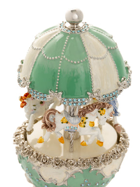 Oeuf Fabergé de carrousel bleu clair avec chevaux royaux blancs