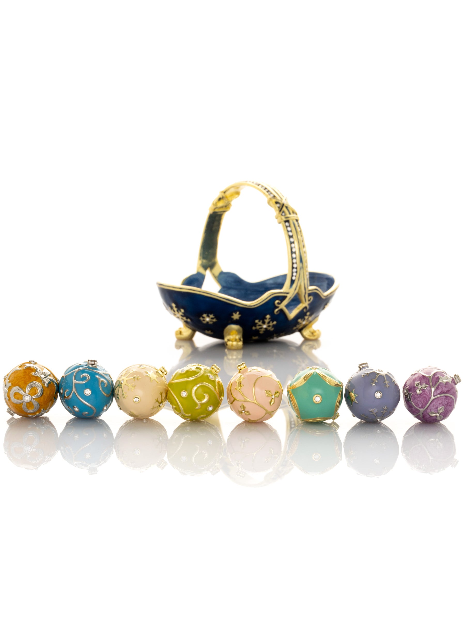 Blauer Korb mit kleinen Fabergé-Eiern