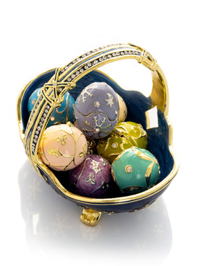 Panier bleu contenant des petits œufs de Fabergé
