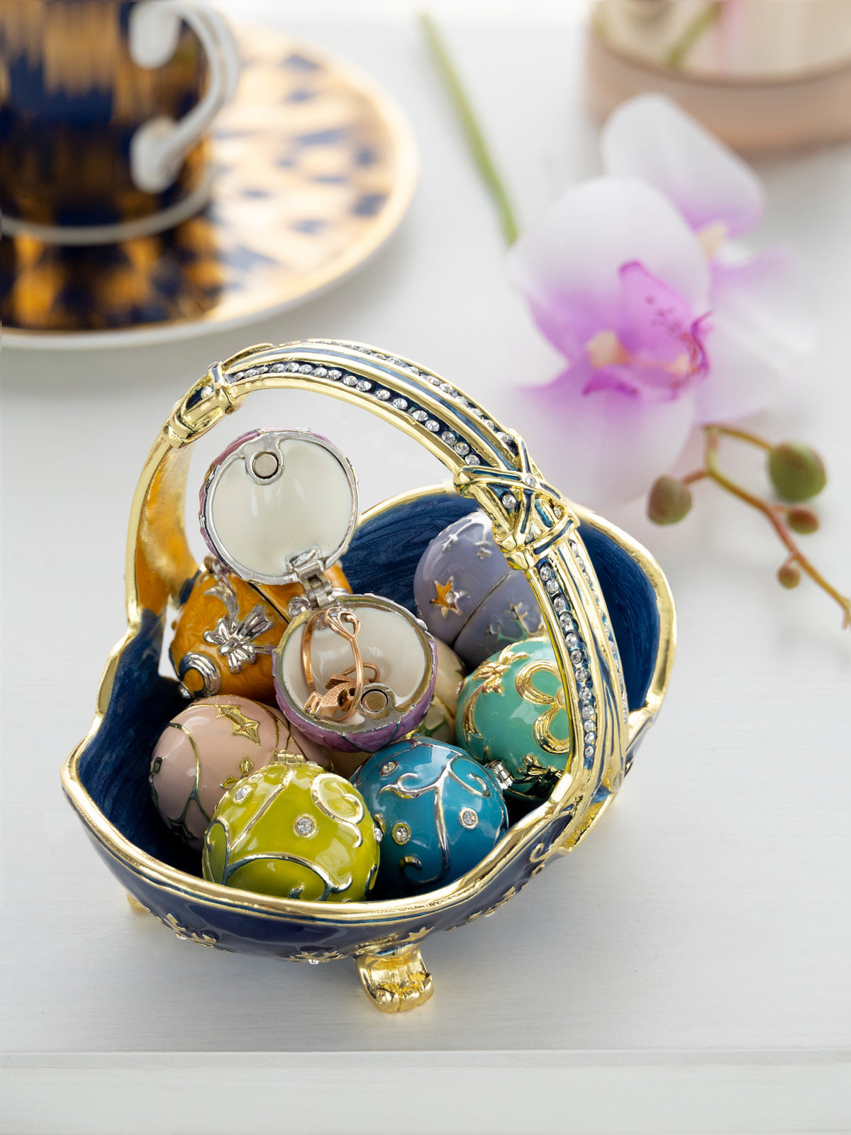 Panier bleu contenant des petits œufs de Fabergé