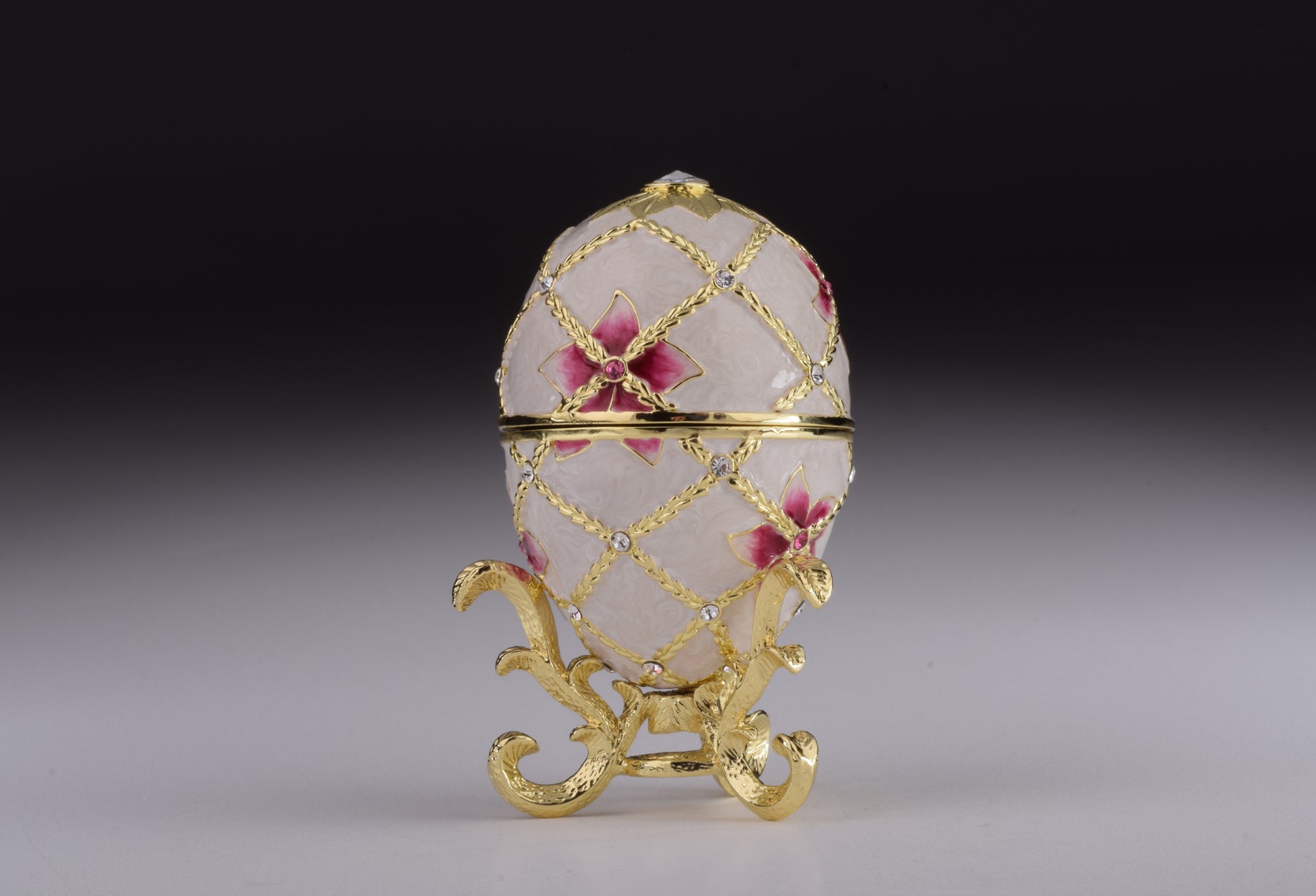 Weißes Ei mit Blumen und Harfe