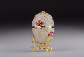 Weißes Ei mit Blumen und Harfe