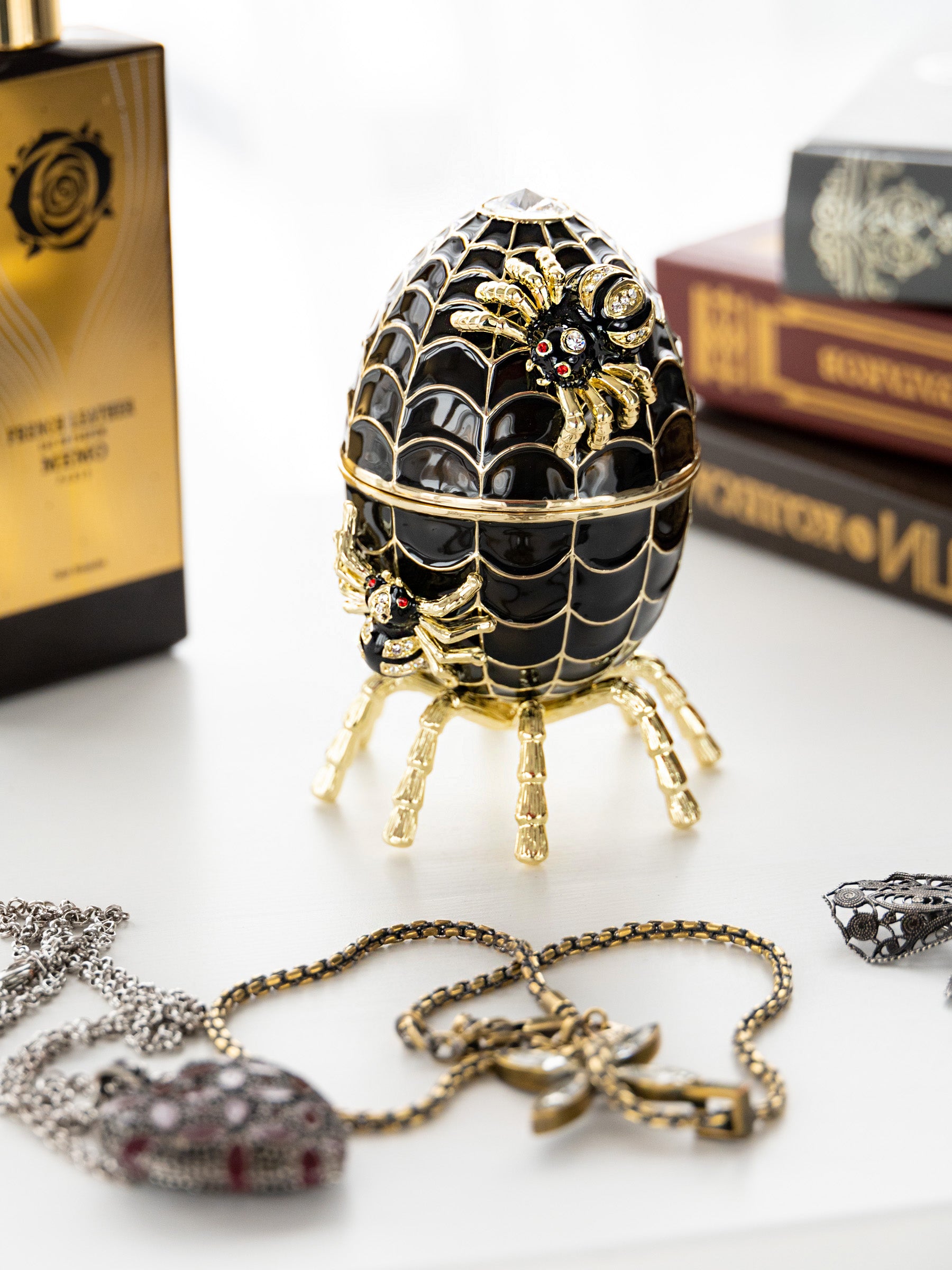 Чёрное музыкальное яйцо в стиле Фаберже с пауками