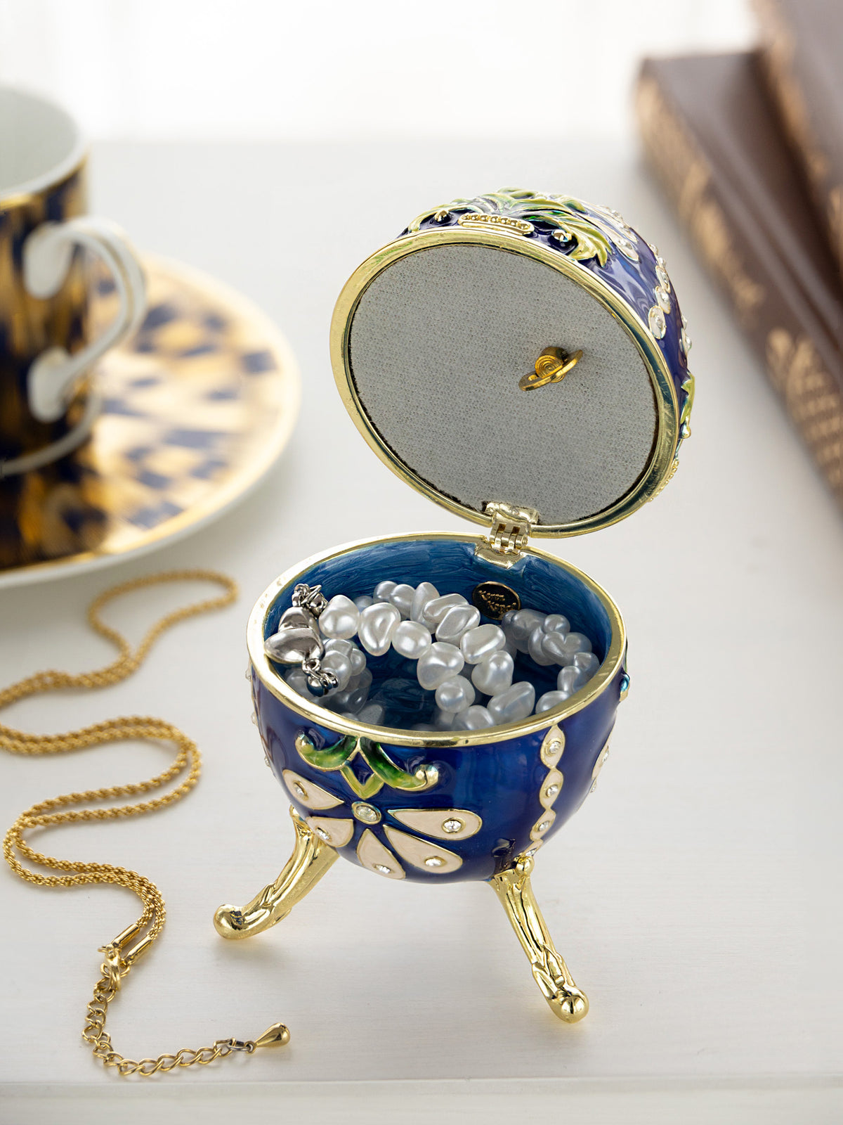 Œuf de Fabergé décoré en bleu
