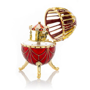 Oeuf de Fabergé rouge avec surprise de carrousel de chevaux à l'intérieur