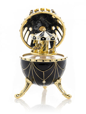 Oeuf de Fabergé noir et doré avec surprise de carrousel à chevaux à l'intérieur