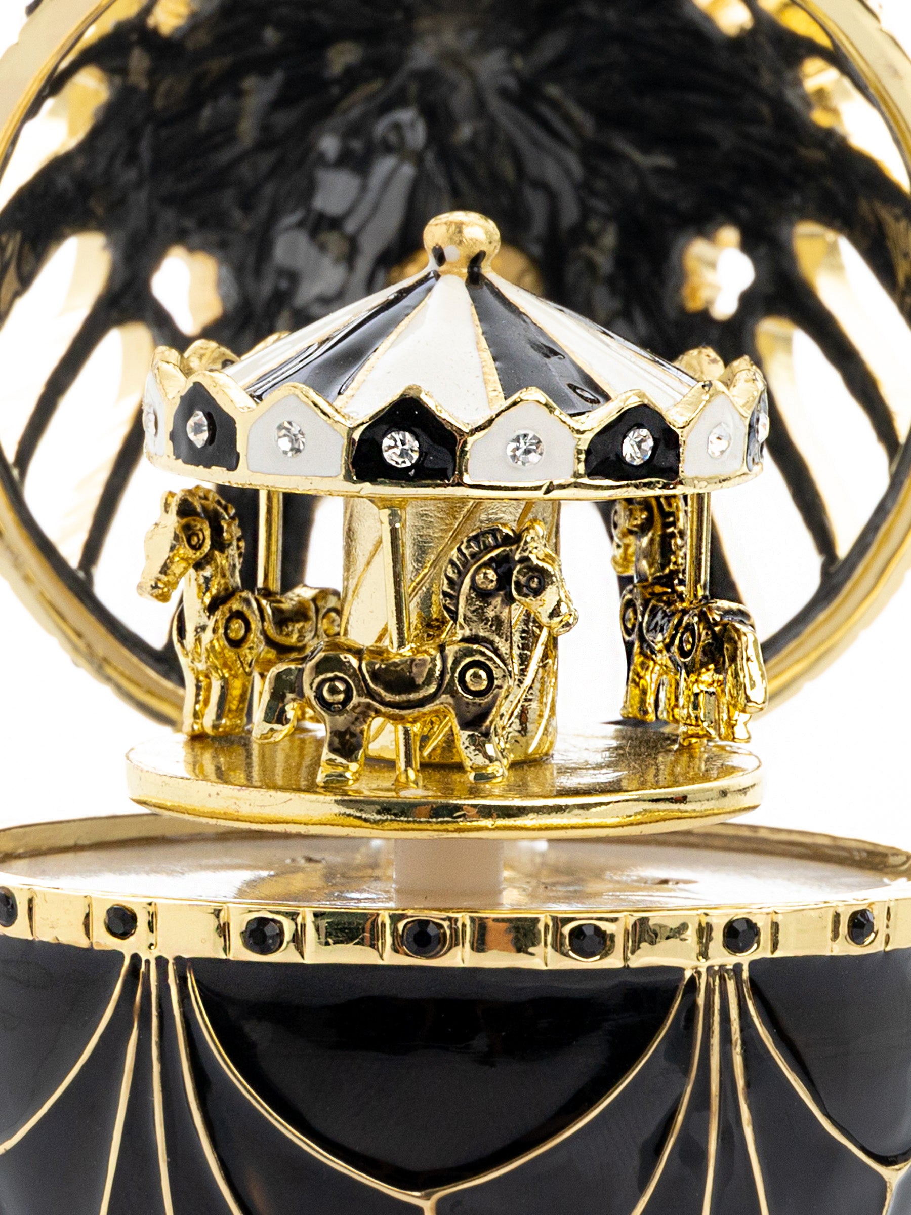 Oeuf de Fabergé noir et doré avec surprise de carrousel à chevaux à l'intérieur