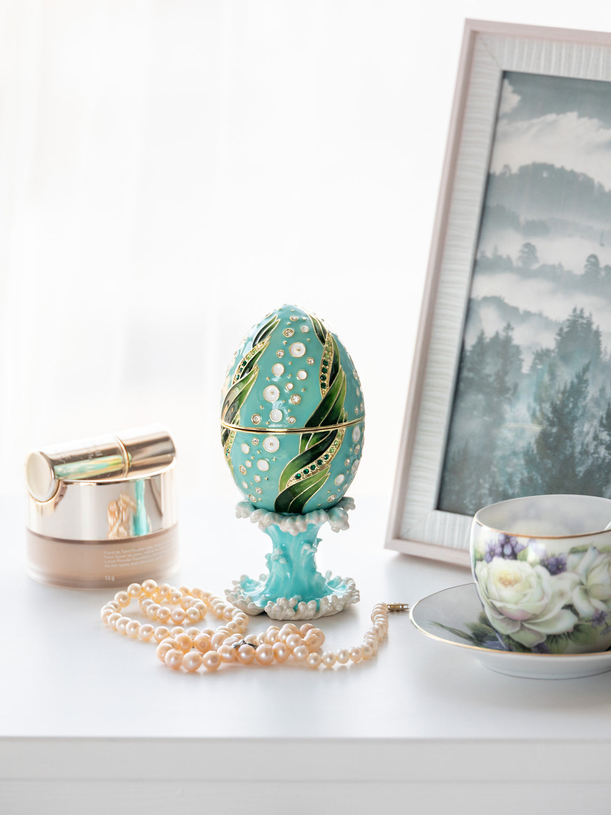 Noir Fabergé Egg avec Silver Frog surprise à l'intérieur