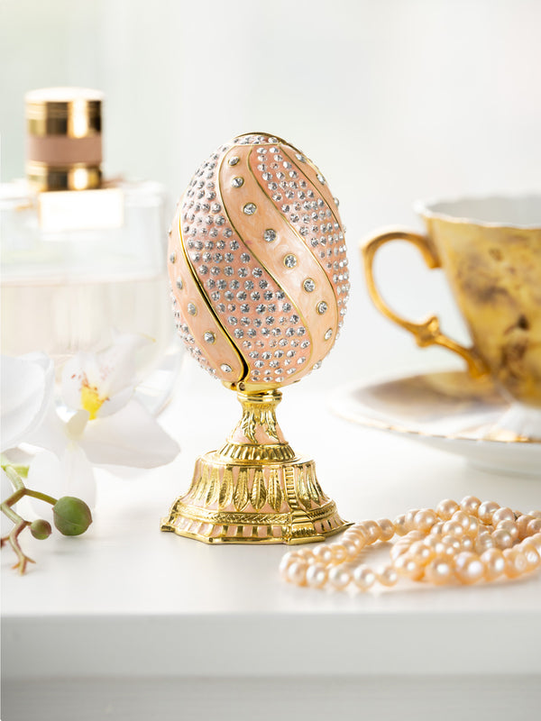 Œuf Fabergé rose saumon spiralé avec bouquet de fleurs