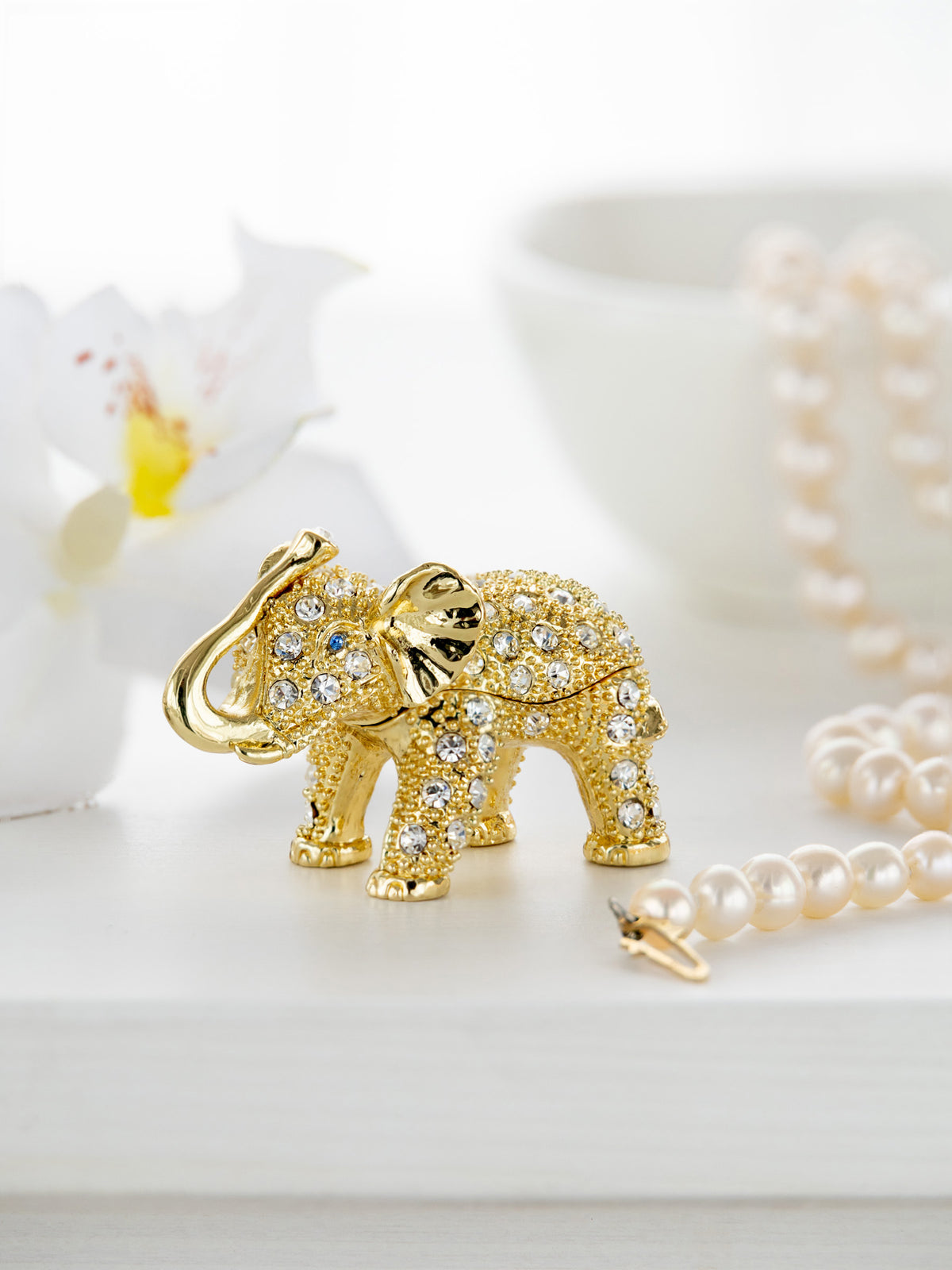 Goldener Elefant mit Kristallen