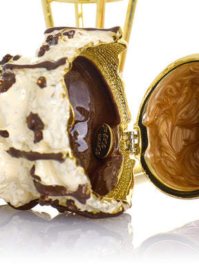 Cookies & Cream Eistüte mit geschmolzenem dunklem Schokoladenfudge-Drizzle Schmuckkästchen
