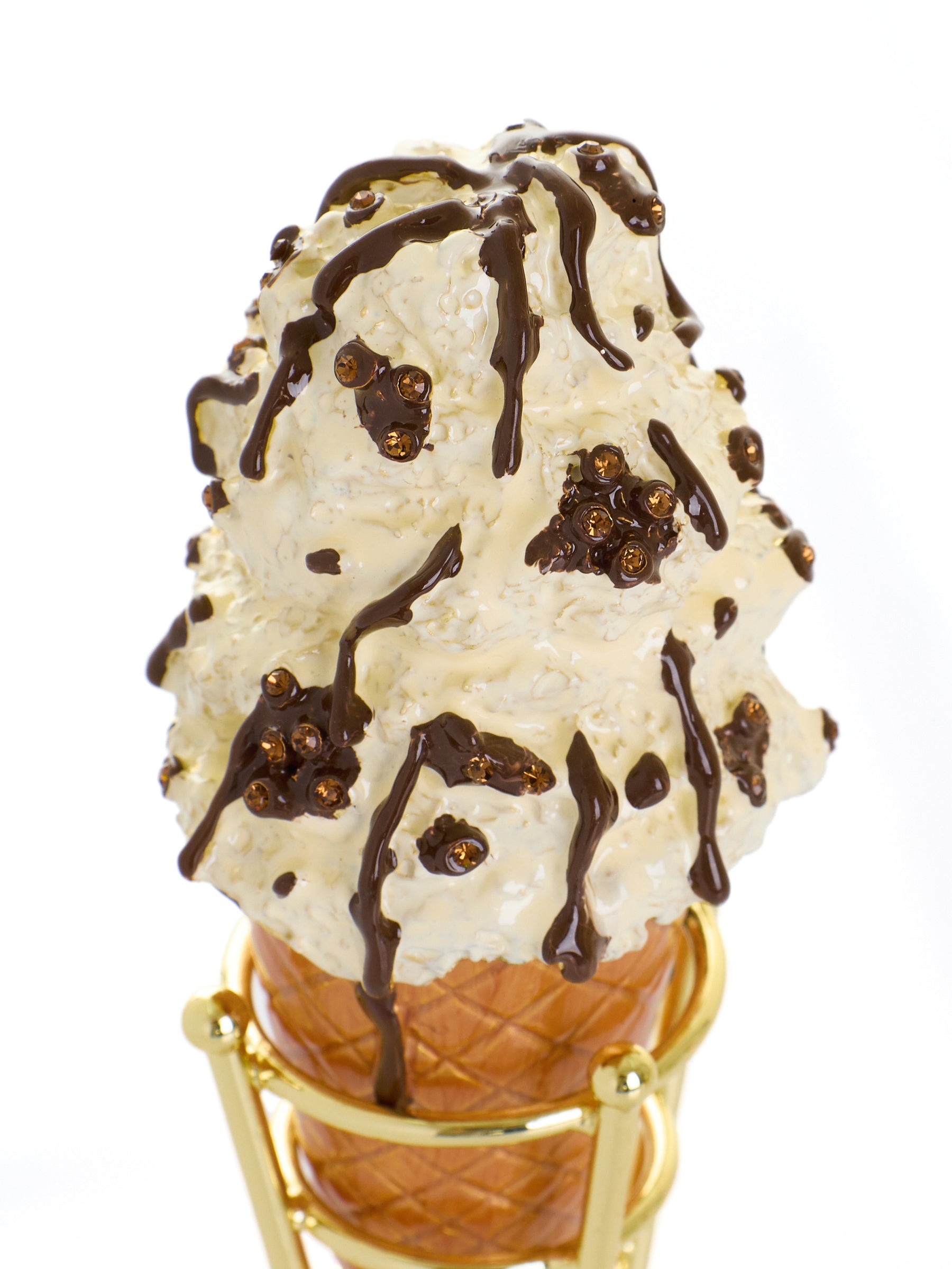 Cookies & Cream Eistüte mit geschmolzenem dunklem Schokoladenfudge-Drizzle Schmuckkästchen