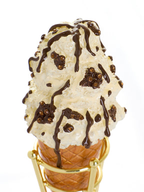 Cookies & Cream Eistüte mit geschmolzenem dunklem Schokoladenfudge-Drizzle Schmuckkästchen