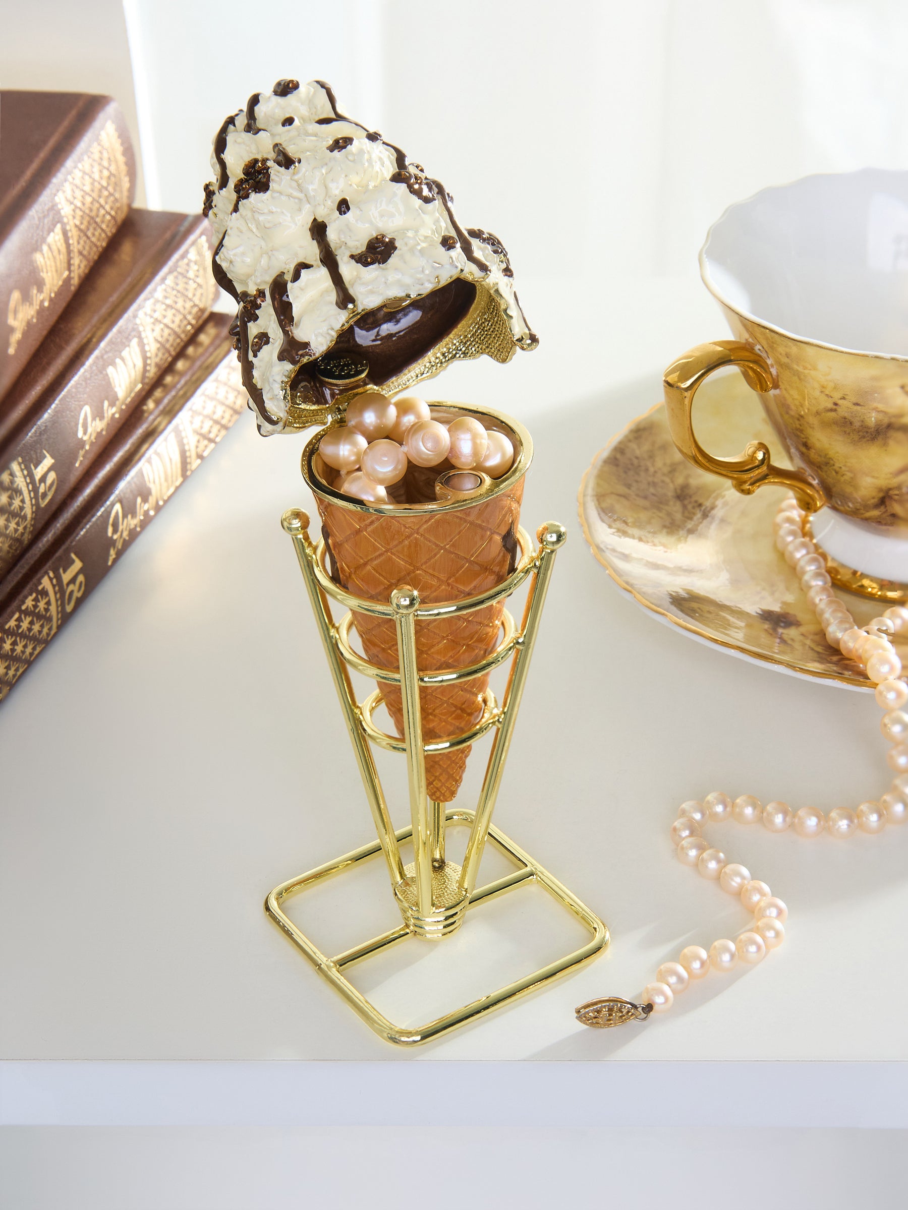 Cookies & Cream Eistüte mit geschmolzenem dunklem Schokoladenfudge-Drizzle Schmuckkästchen
