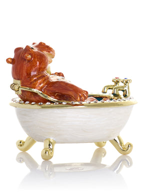 Brauner Hippo beim Baden in einer Klauenfußbadewanne