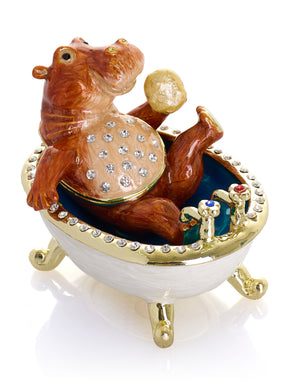 Brauner Hippo beim Baden in einer Klauenfußbadewanne