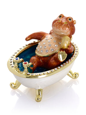 Brauner Hippo beim Baden in einer Klauenfußbadewanne