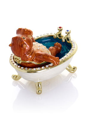 Brauner Hippo beim Baden in einer Klauenfußbadewanne