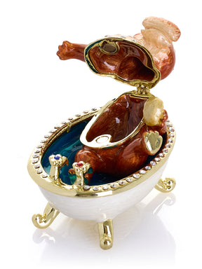 Brauner Hippo beim Baden in einer Klauenfußbadewanne