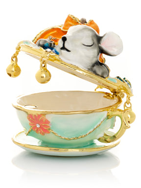 Ratte auf Teekanne