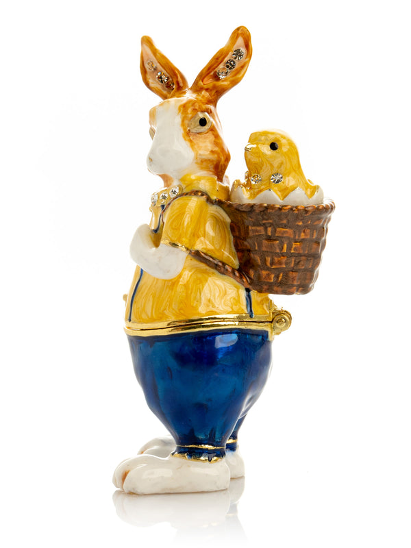 Osterhase trägt ein Küken in einem Korb