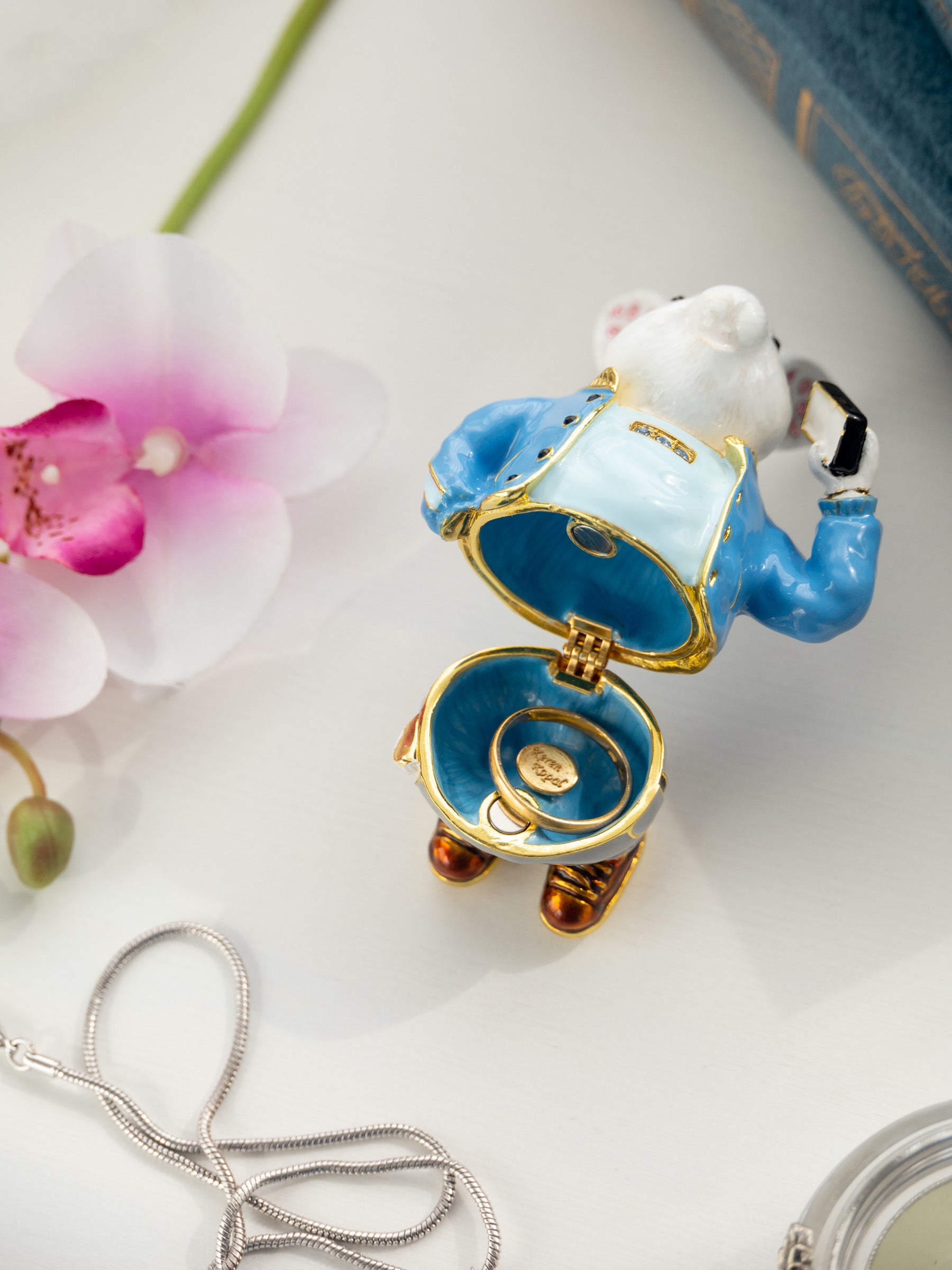 Большой белый лебедь