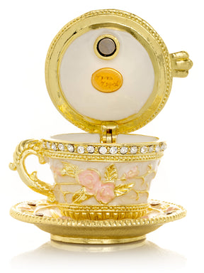 Tasse à thé dorée avec roses roses