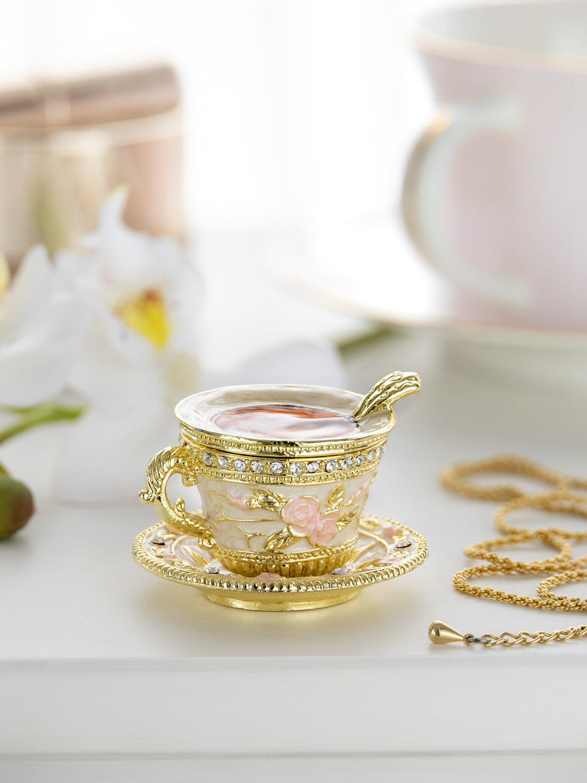 Tasse à thé dorée avec roses roses