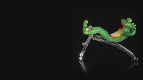 Keren Kopal Grüner Frosch beim Training auf der Bank Schmuckkästchen