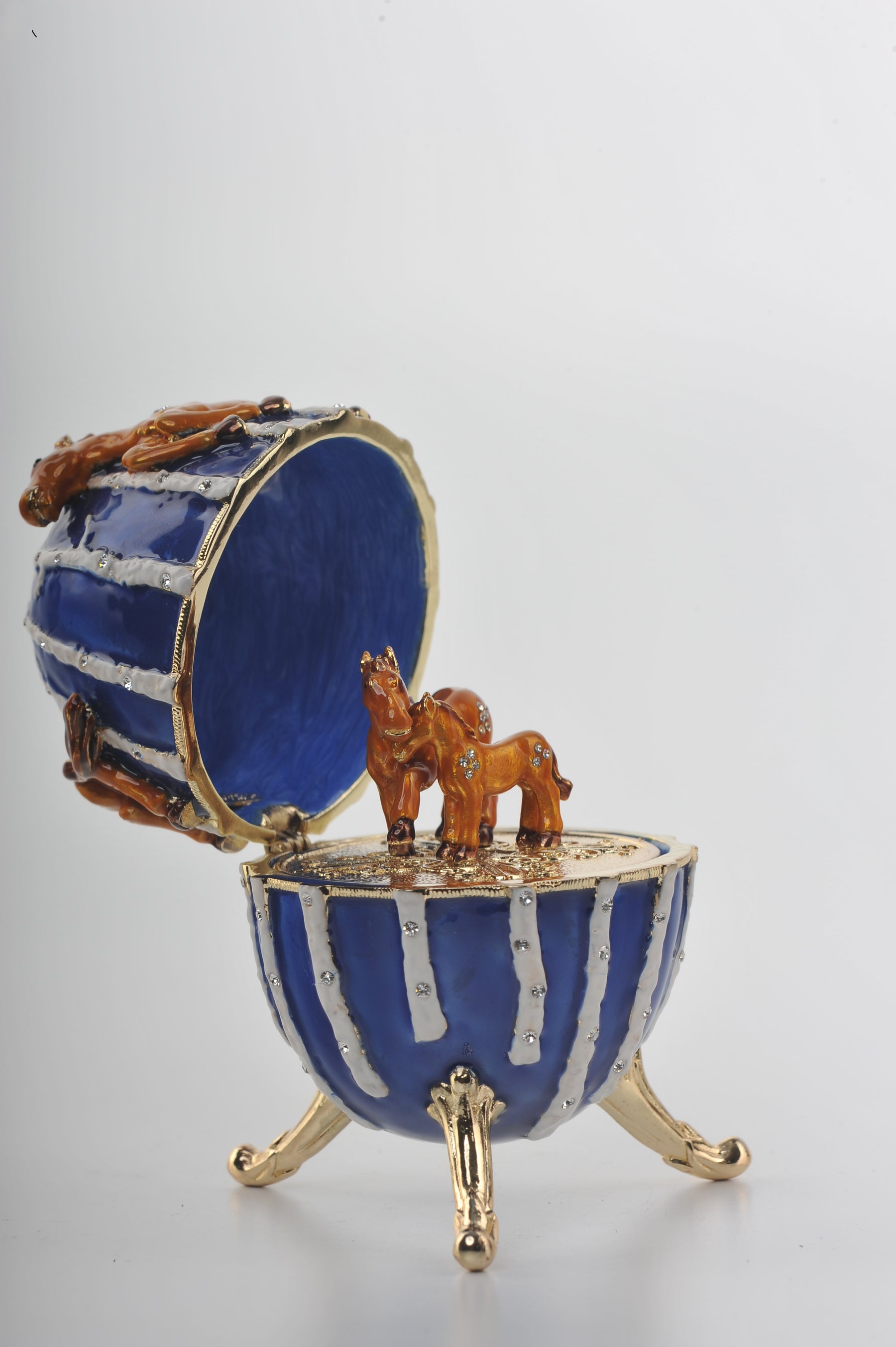 Boîte à bijoux en forme d'œuf de Fabergé bleue avec chevaux bruns
